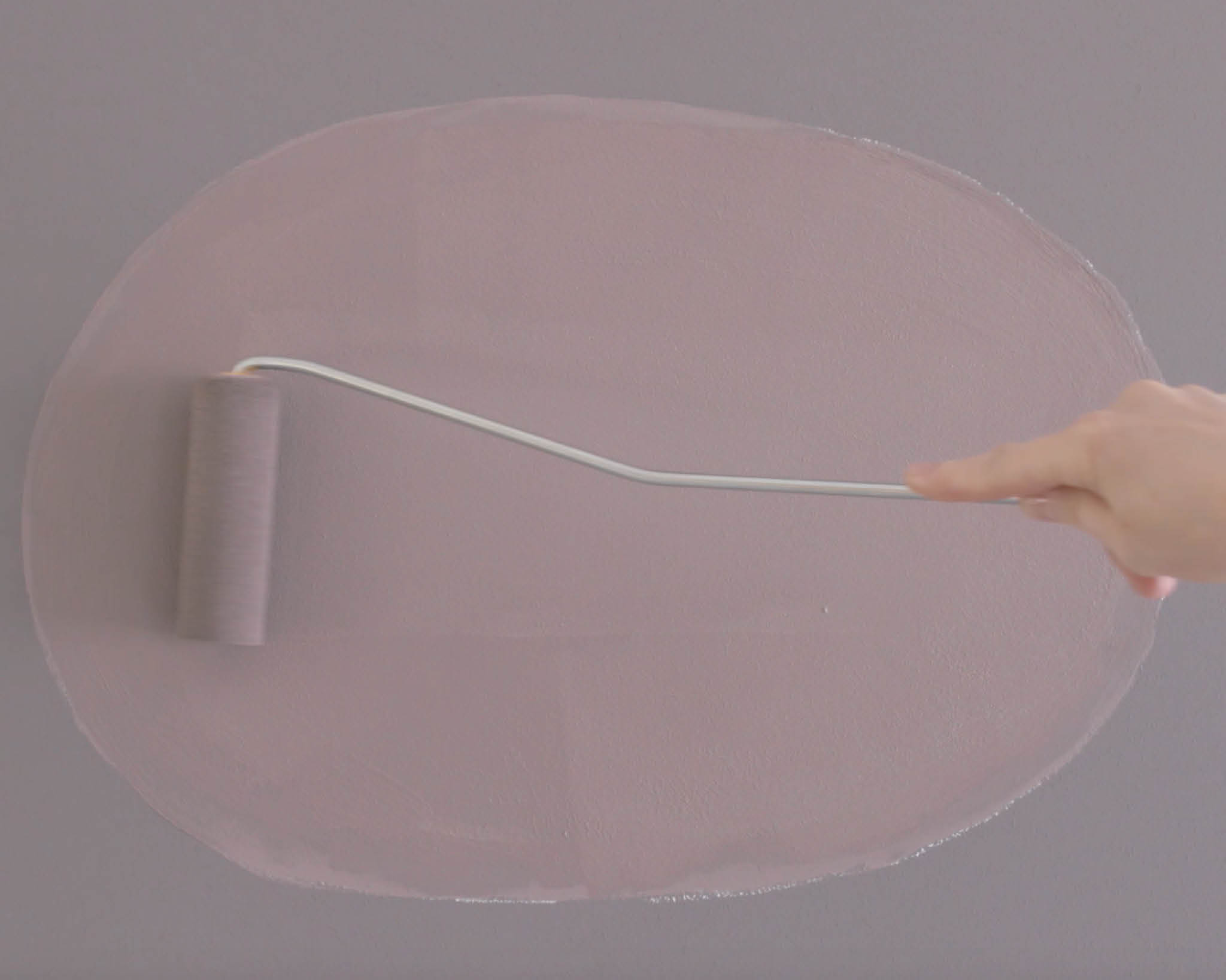 Applying the final paint to the oval Paint your oval with a small roller and paint brush
