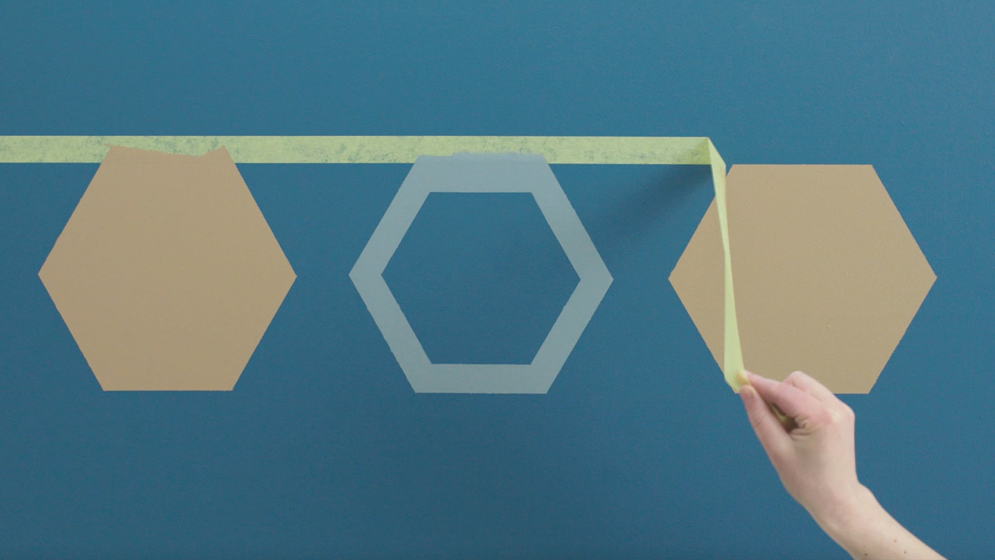 Remove masking tape Deco-Paints-Colour-Futures-Colour-of-the-Year-2019-How-to-honeycomb_8