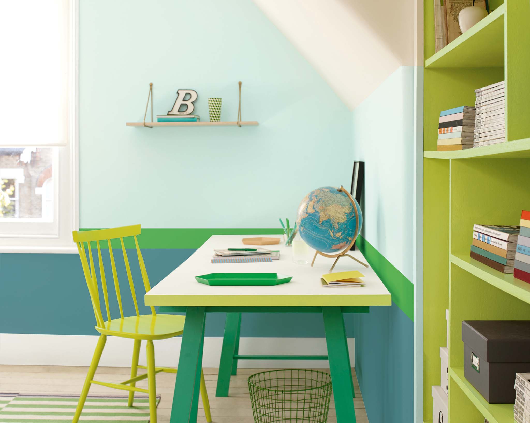 Child’s study with green stripes Create a study corner in your child’s bedroom with green stripes