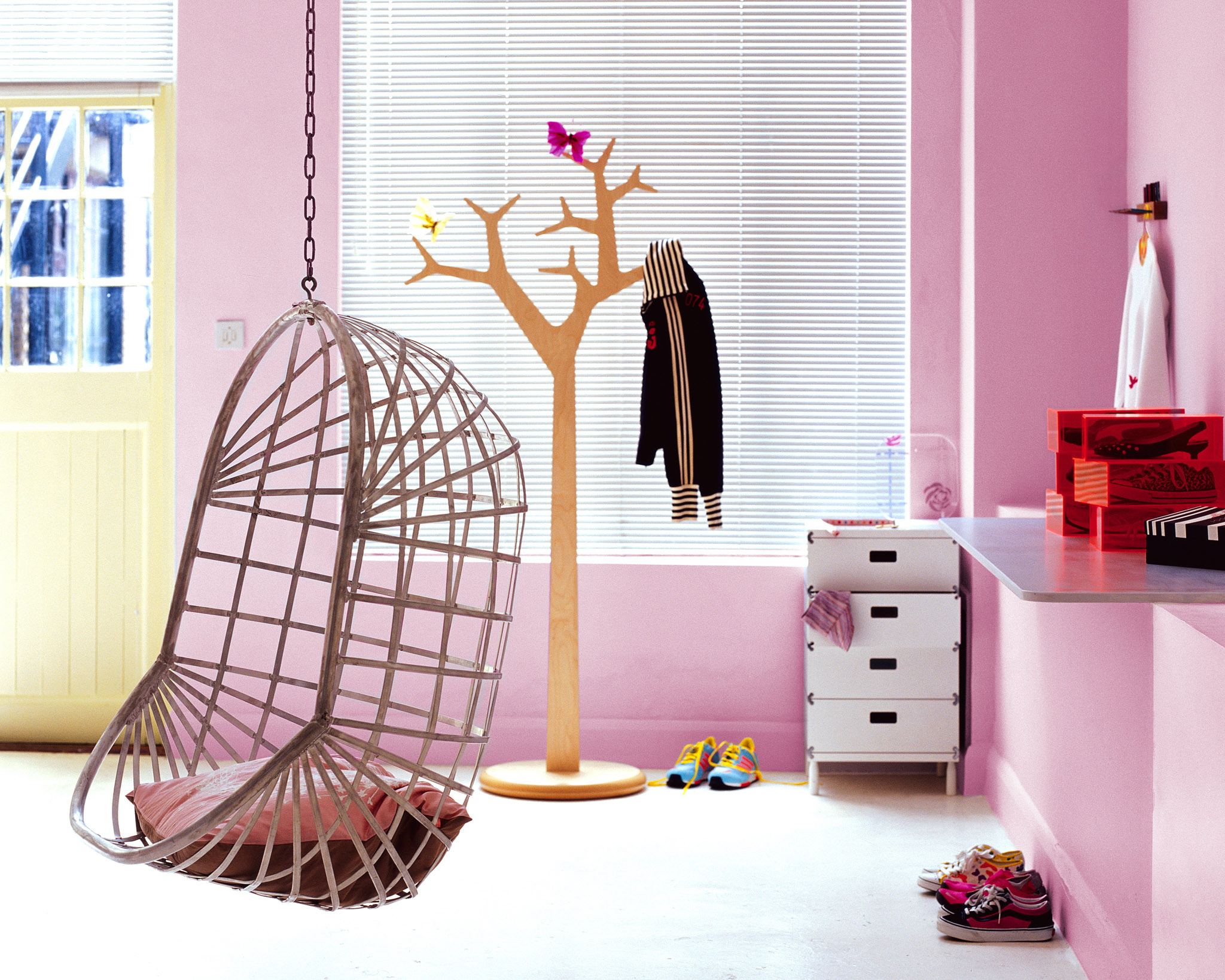 Light pink bedroom Pairing pink with neutral in a child’s bedroom