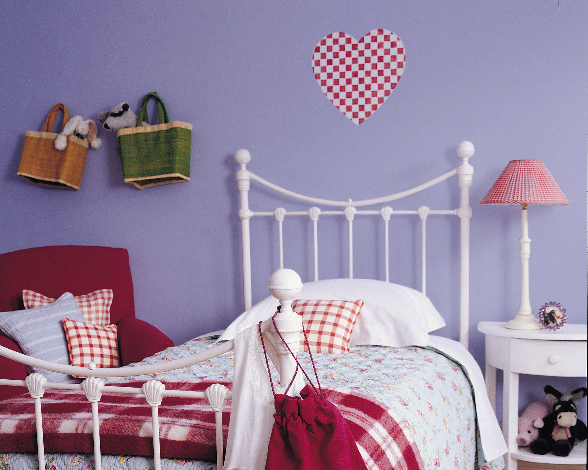 Violet girl’s bedroom Try decorating with violet for a versatile girl’s bedroom